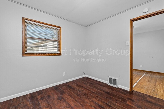 Building Photo - 405 Cameron Rd