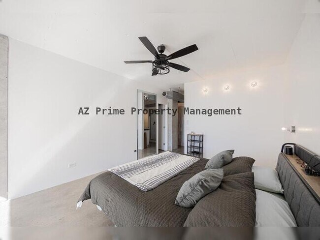 Building Photo - 207 W Clarendon Ave