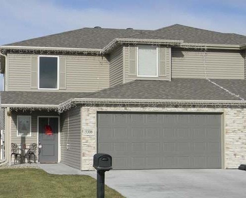Building Photo - Newer 3-Bed Townhome in NW Columbus, attached double car garage and private back yard!