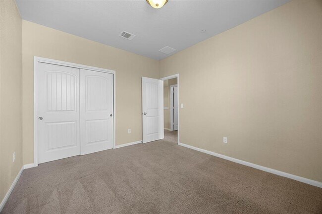 Building Photo - 2880 Donnell Dr