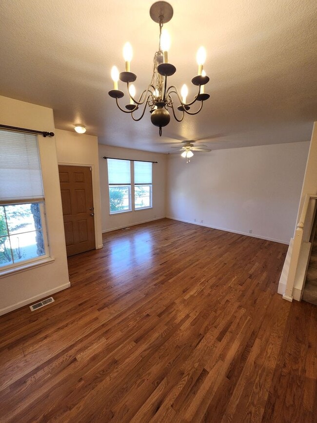 Building Photo - Beautiful Townhome