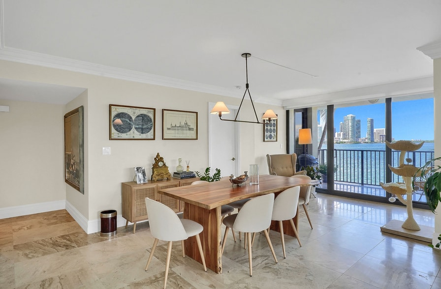 Building Photo - 801 N Venetian Dr