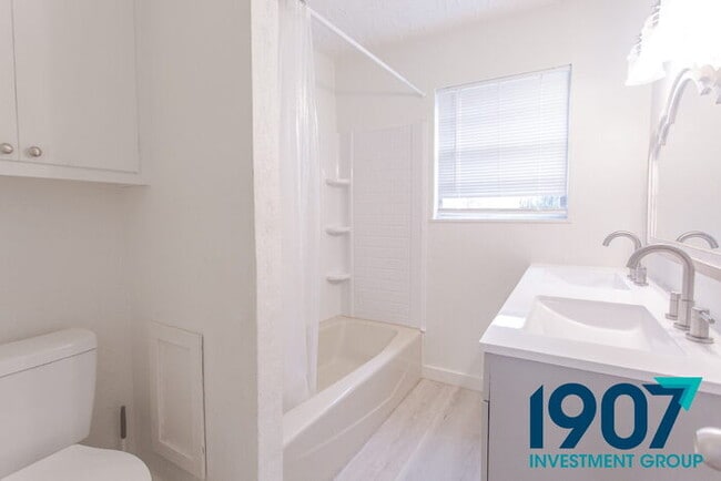 Building Photo - Charming Brick Home with Modern Updates and Large Backyard in Norman!