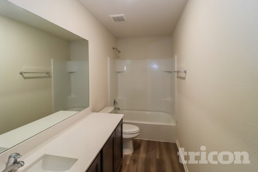 Building Photo - 805 Clark Dr