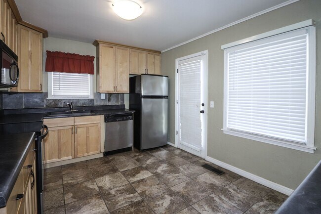 Building Photo - Cozy Bungalow in Brookside area, close to shopping for grocery, coffee shops, restaurants and muc...