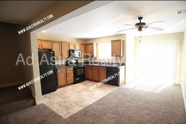 Building Photo - Beautiful Townhome in Platte City-Availabl...