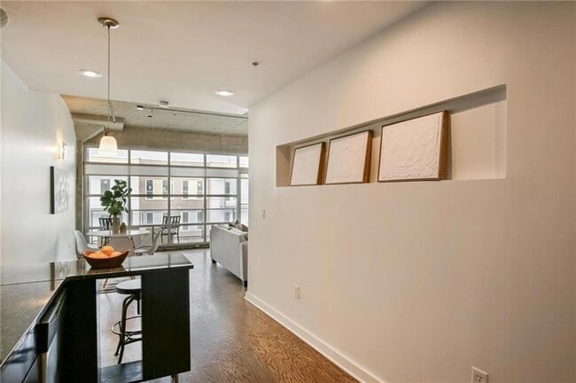 Building Photo - 890 Memorial Dr SE