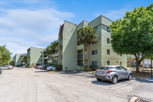 Building Photo - 1638 Embassy Dr