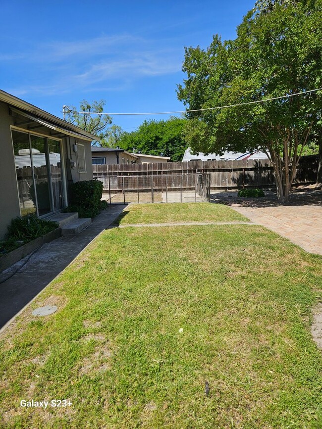 Building Photo - 2 Bedroom, 1 Bath Home Near Dr.'s Hospital