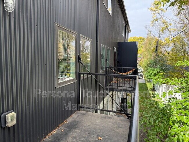 Building Photo - 808 7th Ave S