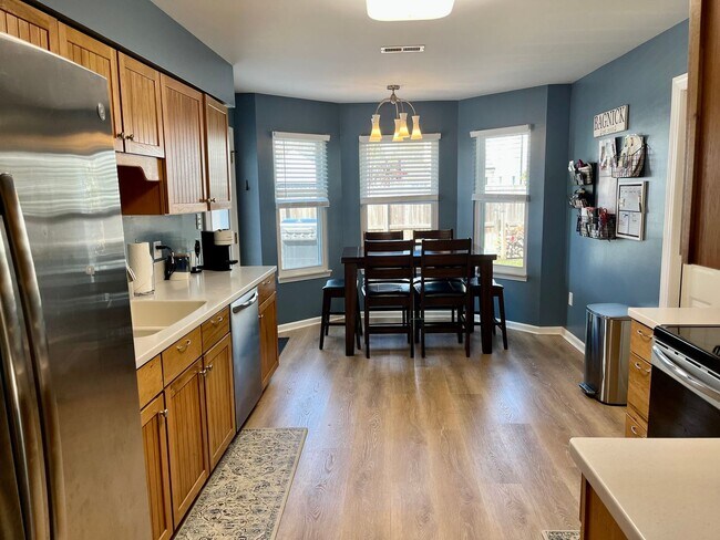 Building Photo - Updated 3BR/2BA with LOFT and Garage!