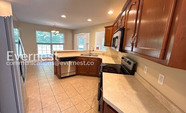 Building Photo - 4 Bed, 3 Bath Home with Garage / Pet-Friendly / Available Now!