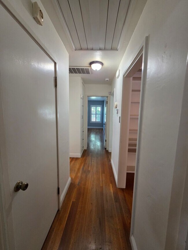 Building Photo - 2 bedroom 2 bathroom in Beverly Glen!