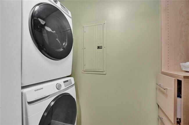 Building Photo - 350 SE 2nd St