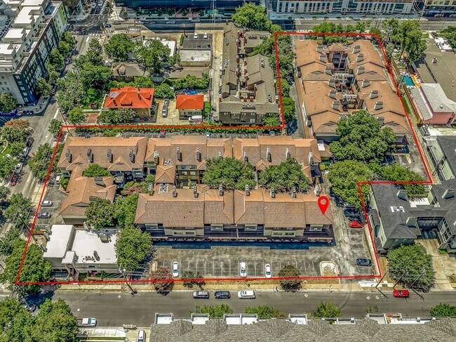 Building Photo - 806 W 24th St