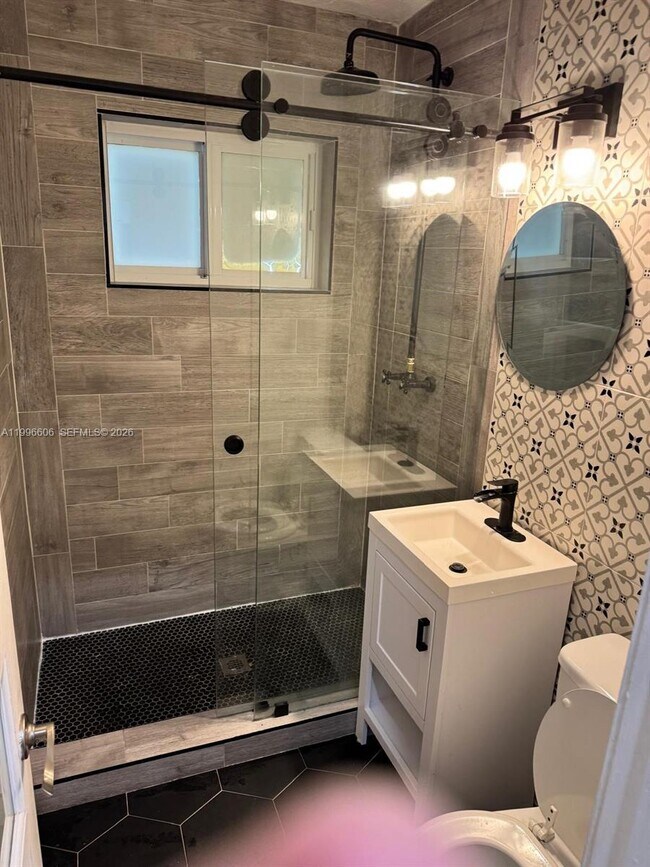 Building Photo - 5420 E 7th Ave