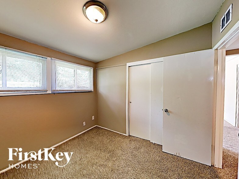 Building Photo - 805 Robinwood Dr