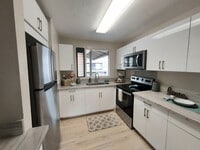 Building Photo - Renovated 2br/1ba/2pkg 3rd Fl Townhome