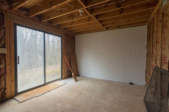 Building Photo - 1060 Windbrooke Ct