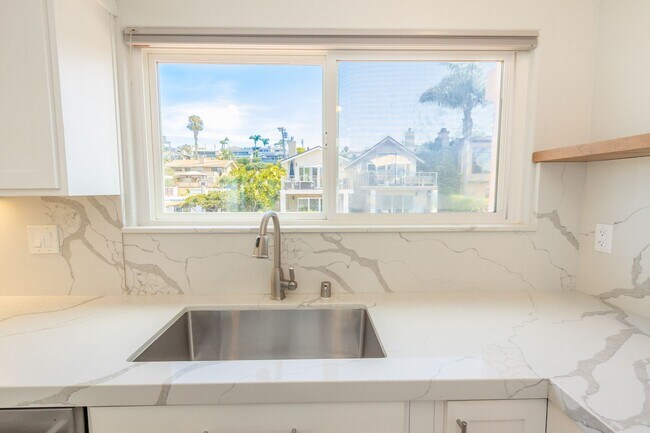 Building Photo - Beautiful 3Bed/2.5Bath Oceanview Home in C...