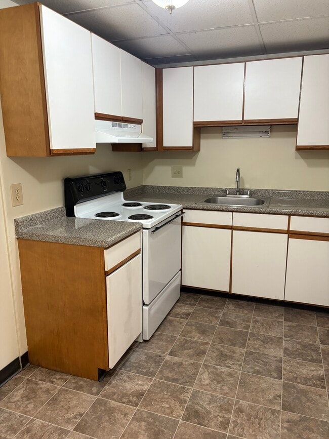 Building Photo - 1731 Highland Apartment