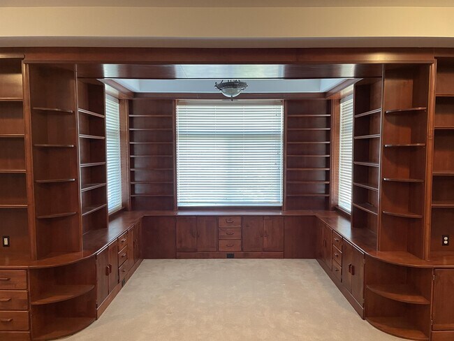 Building Photo - 561 Rocky Knoll Ln