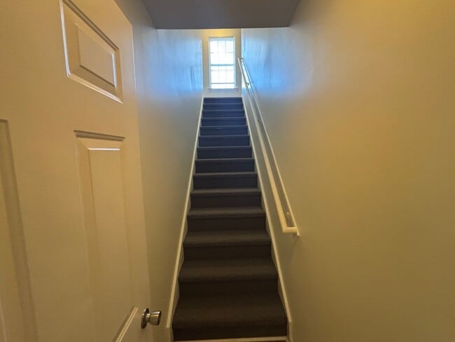 Building Photo - 3 Bed 3 Bath Garage Apartment Home