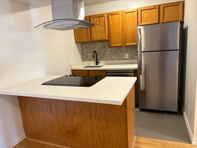 Building Photo - Spacious & Stylish 1-Bedroom Condo in the ...