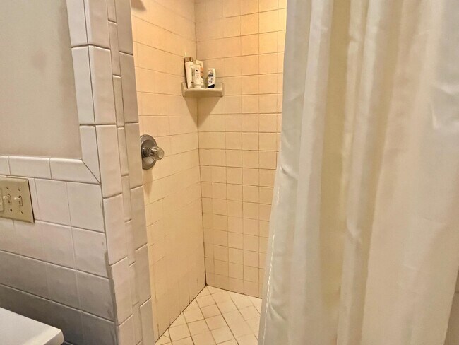 Building Photo - 138 King St