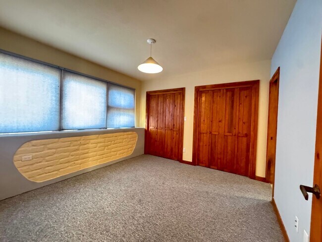 Building Photo - Sandia Heights Gem