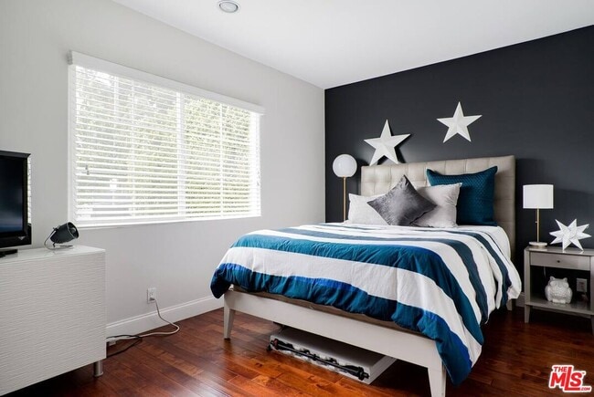 Building Photo - 1350 N Stanley Ave