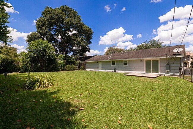 Building Photo - 5431 Maple St
