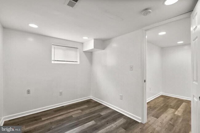Building Photo - 141 Uhland Terrace NE