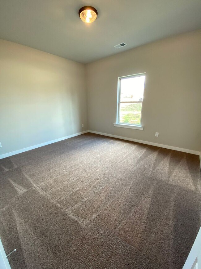 Building Photo - Home for Rent in Weaver AL... Available to View with 48 Hour Notice!!!