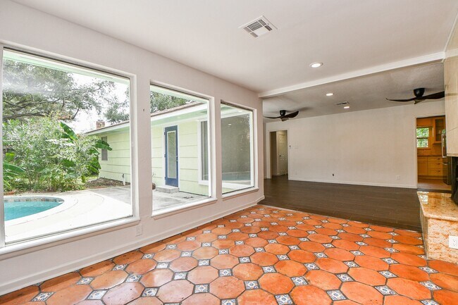 Building Photo - 5015 Grape St