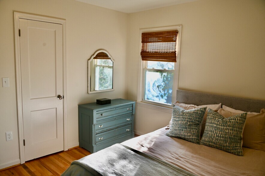 Building Photo - 4448 6th Ave S