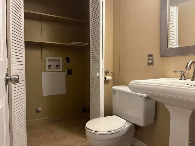 Building Photo - 117 N Springs Ct