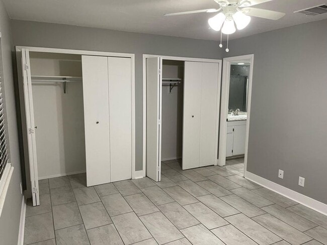 Building Photo - Beautifully Updated 2 Bed Townhome with Pool Access