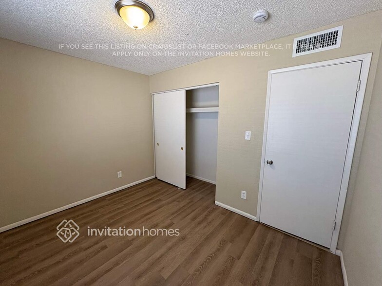 Building Photo - 8741 W Earll Dr