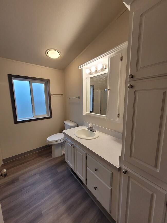 Building Photo - 3Bed : 2Bath Home with 2 Car Garage and Ac...