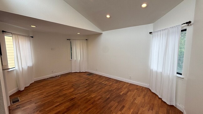 Building Photo - EPIC REA: Charming 2Bed/1Bath Condo w/ Parking