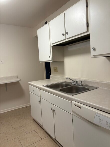Kitchen - 42 Vinway Ct