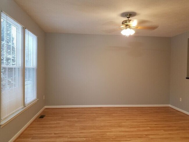 Building Photo - 3 Bedrooms 4 Bathroom House