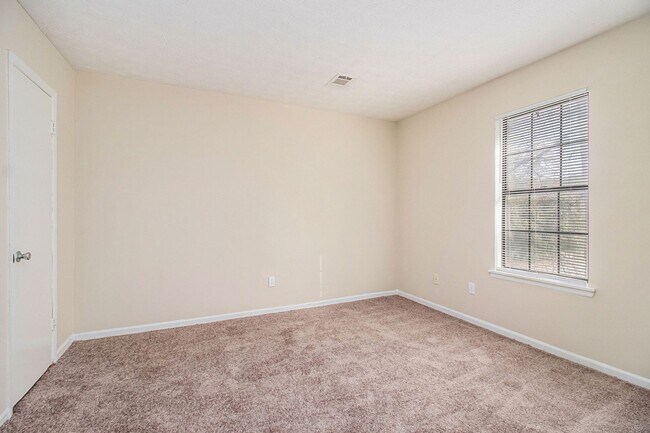 Building Photo - 4 Bedroom 2.5 Bath Home