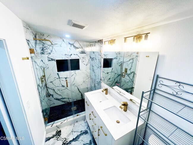 Building Photo - 1376 E Avenida De Los Arboles
