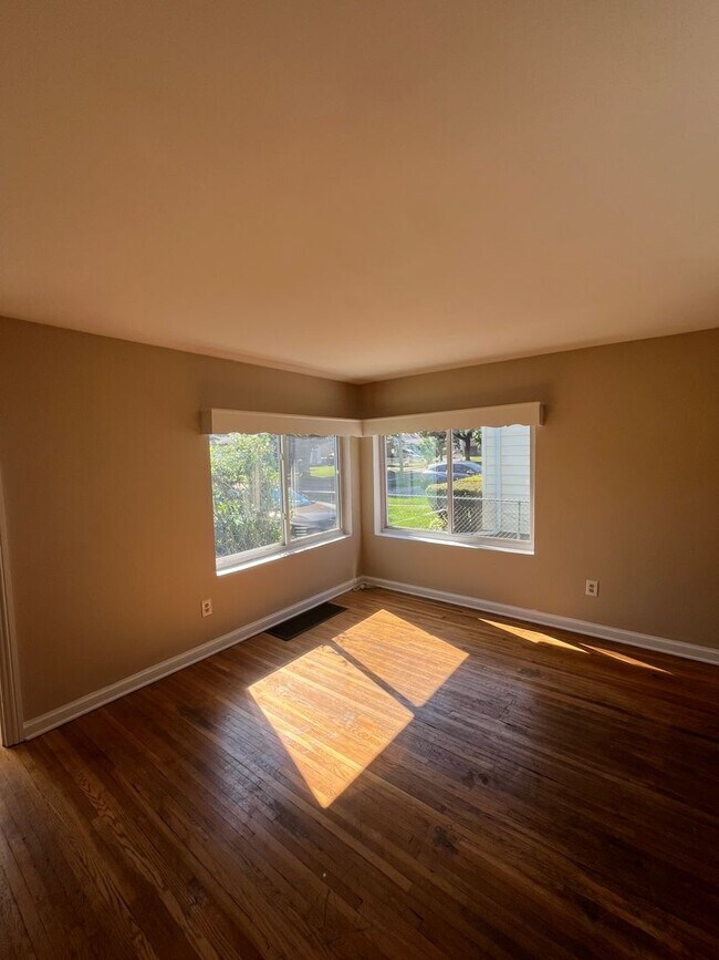Building Photo - Comfortable 2-Bedroom Single-Family Home with Washer/Dryer Hookups