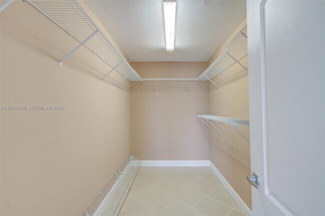 Building Photo - 401 Golden Isles Dr