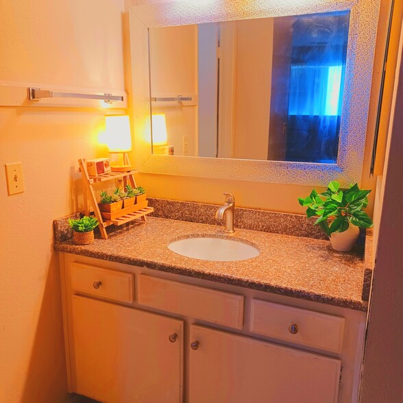 Full Bathroom in Primary Bedroom - 1190 S Winery Ave