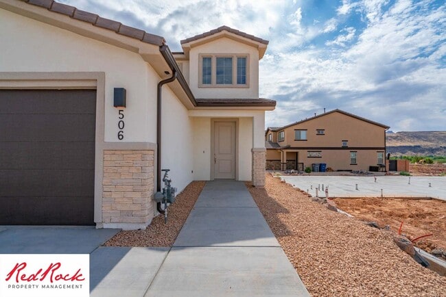 Building Photo - Beautiful Townhome in Hurricane Heights!