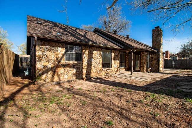 Building Photo - 3 Bed 1.5 Bath in Carl Albert School District
